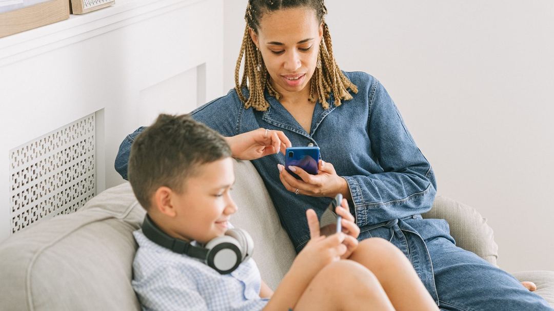 Mãe e filho olhando juntos o calendário no celular
