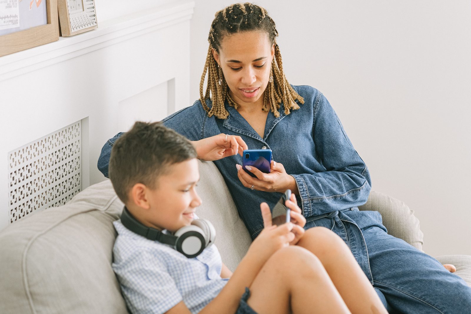 Mãe e filho olhando juntos o calendário no celular