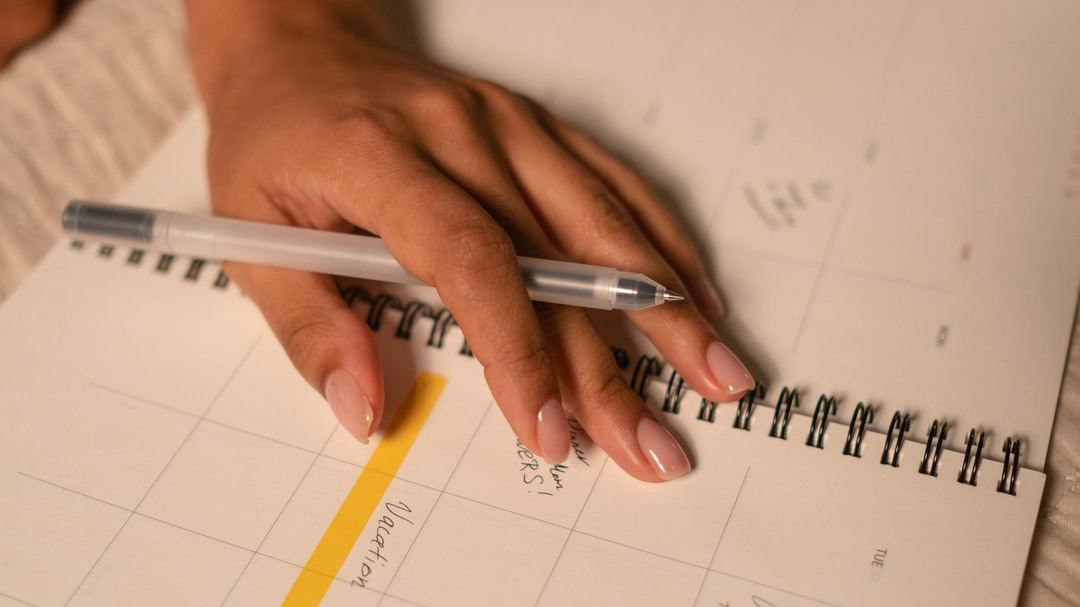 Responsável planejando a semana em um calendário