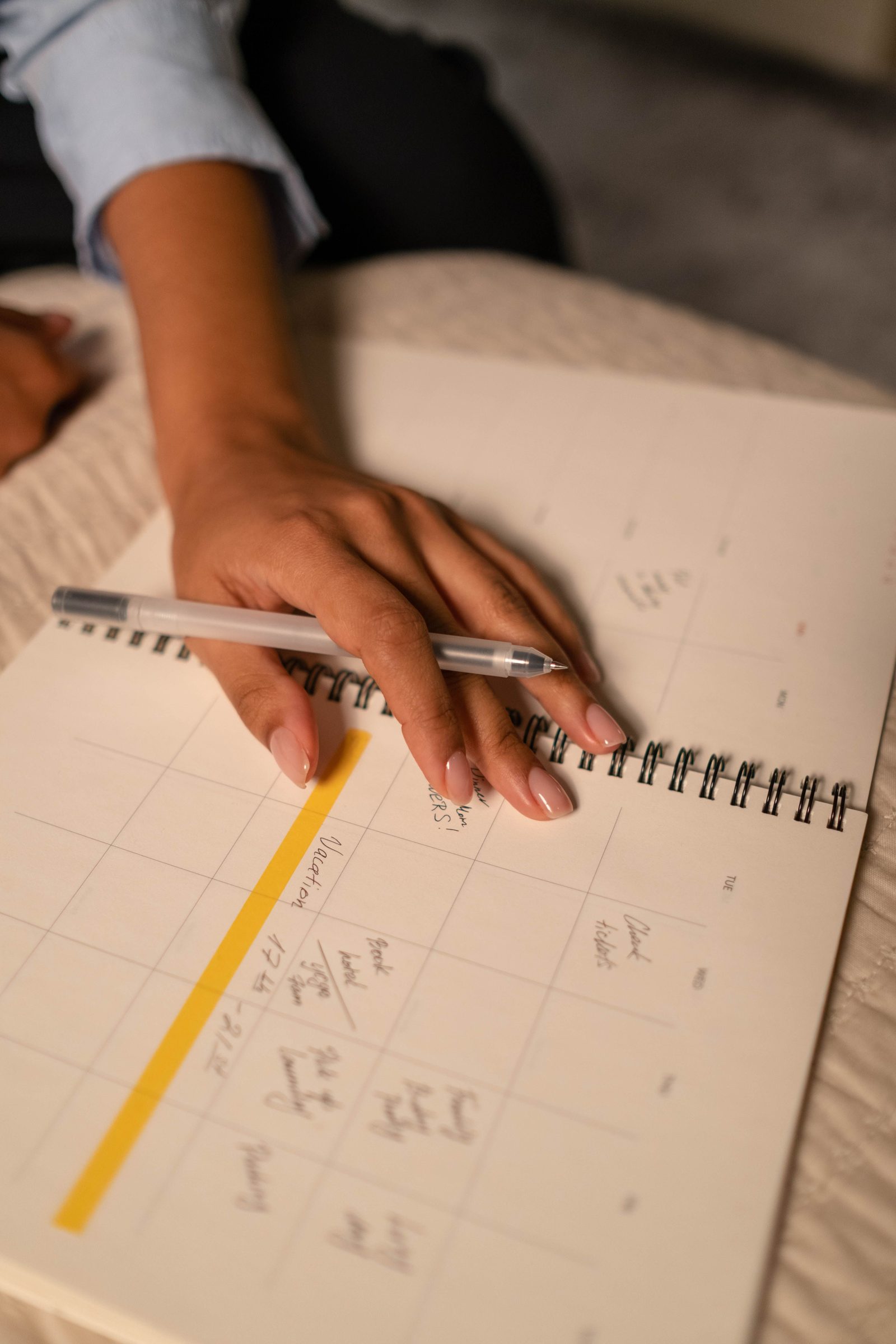 Responsável planejando a semana em um calendário