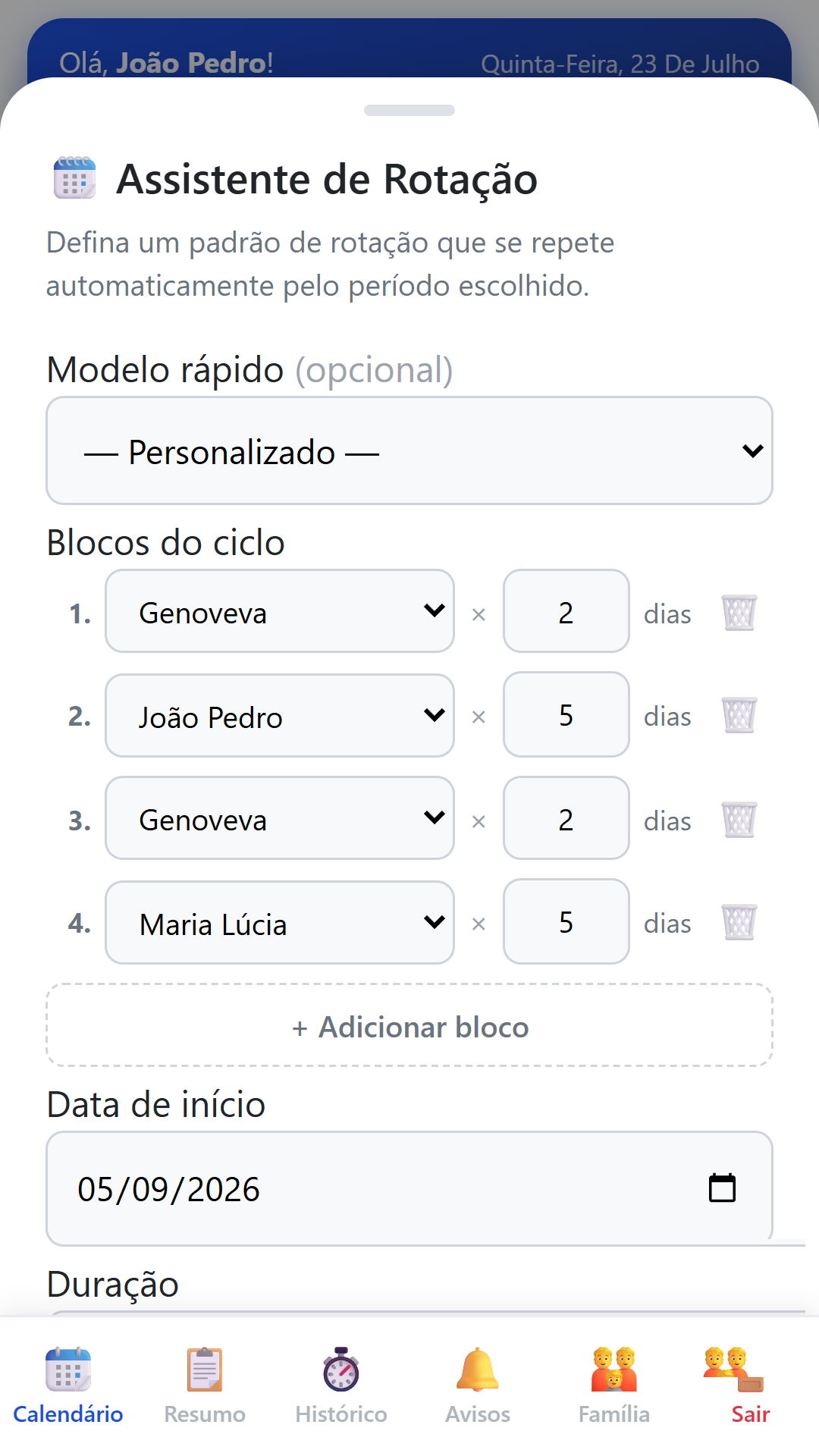 Assistente de rotação montando um ciclo de revezamento com pai, mãe e avó